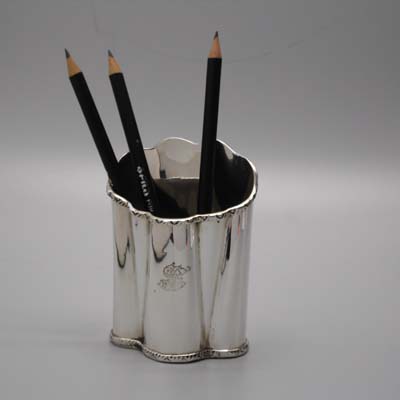 Cornici in argento: Porta Penne In Argento Sheffield con Stemma